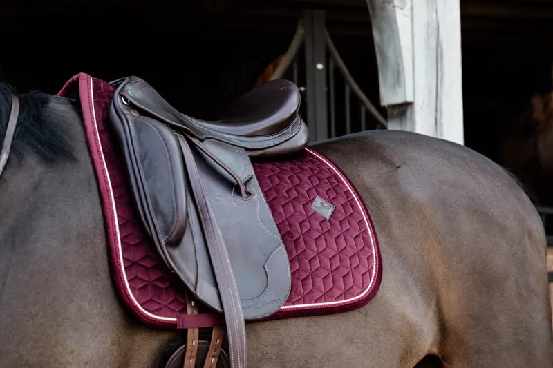 Kentucky Horsewear Saddle Pad Velvet Dressage Bordeaux-2