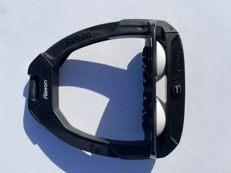 Flex-On Safe On Junior Safety Stirrup Black/Black/White